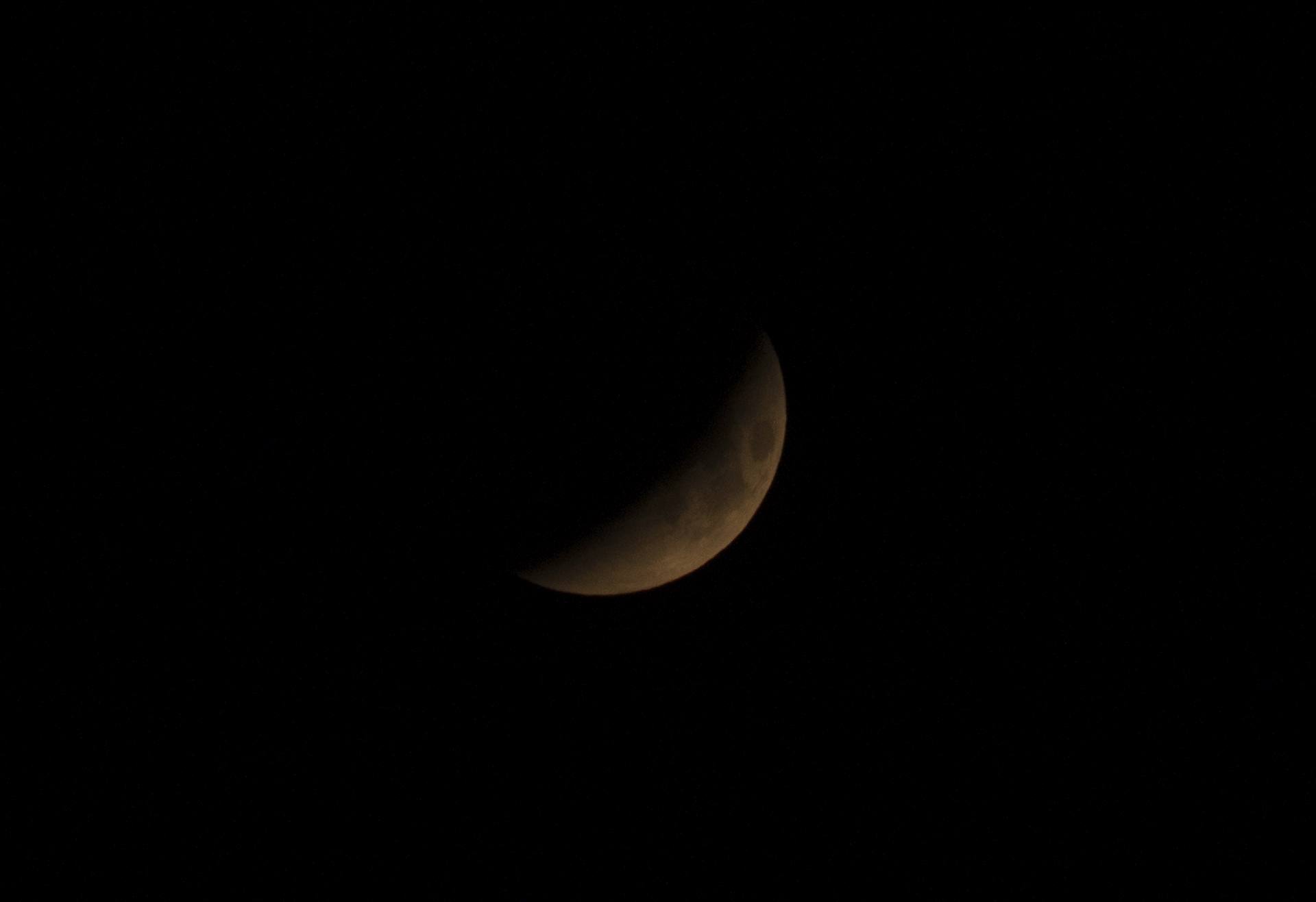 L''eclissi di luna a Ostia